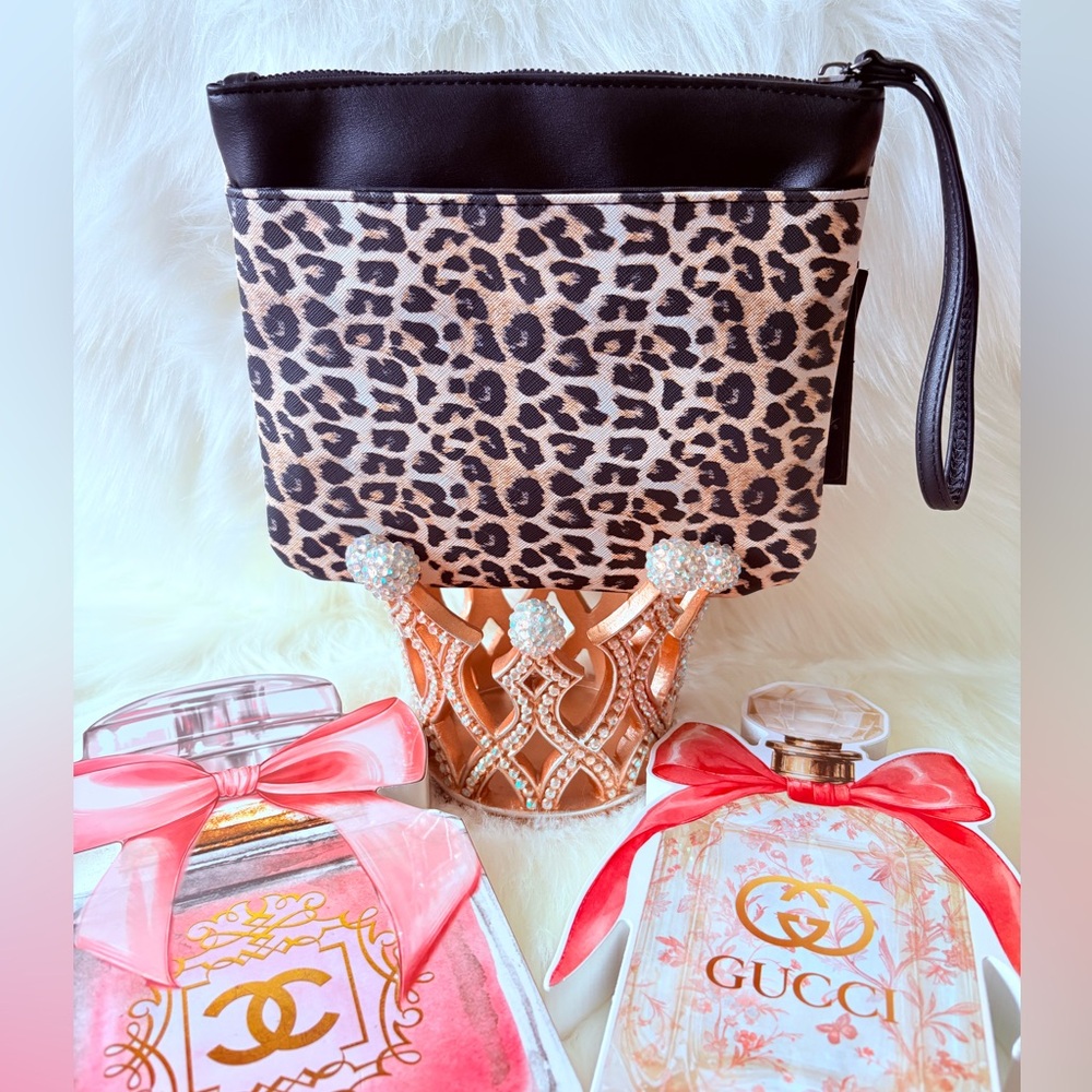 🩷🩷Ed Hardy Leopard Print Wristlet with Red Heart Design and Rhinestones🩷🩷 - Picture 2 of 5